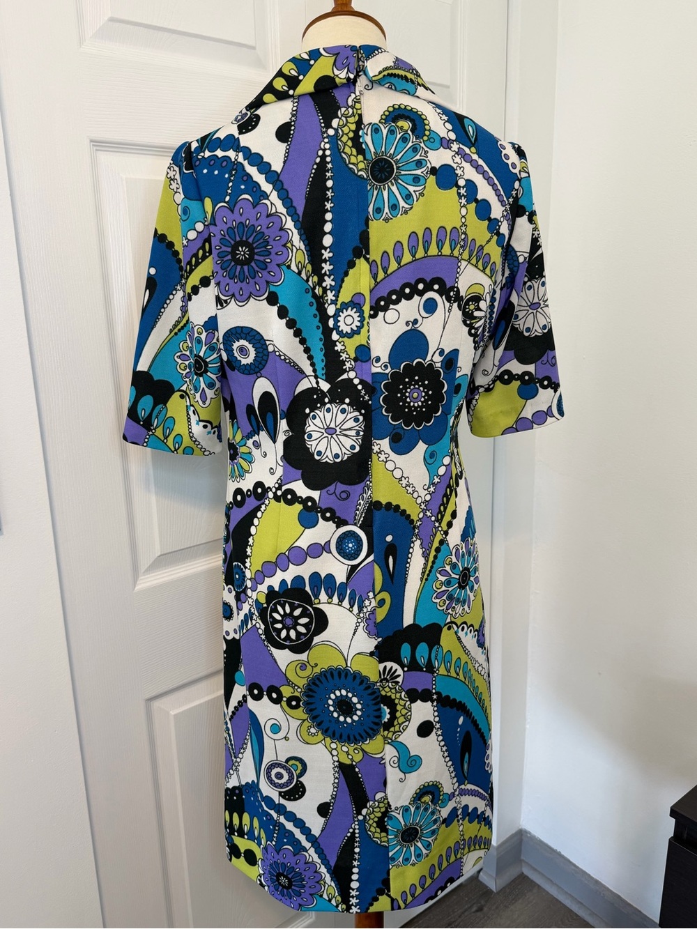 Vintage Leslie Pomer Retro Floral Mod Shift Dress in Blue, Purple & Green - Picture 3 of 9